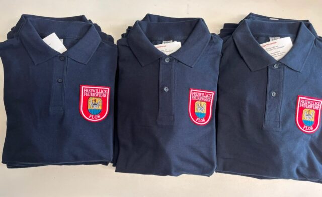 Poloshirts mit Wappen-Aufnähern und Rückenstick✨ Danke @feuerwehr_floss ! @brobella_studios